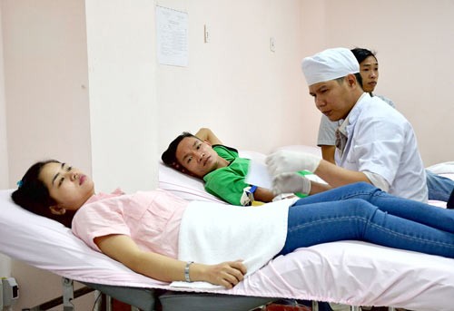 Voluntary people donate their blood in the center (Photo: SGGP)